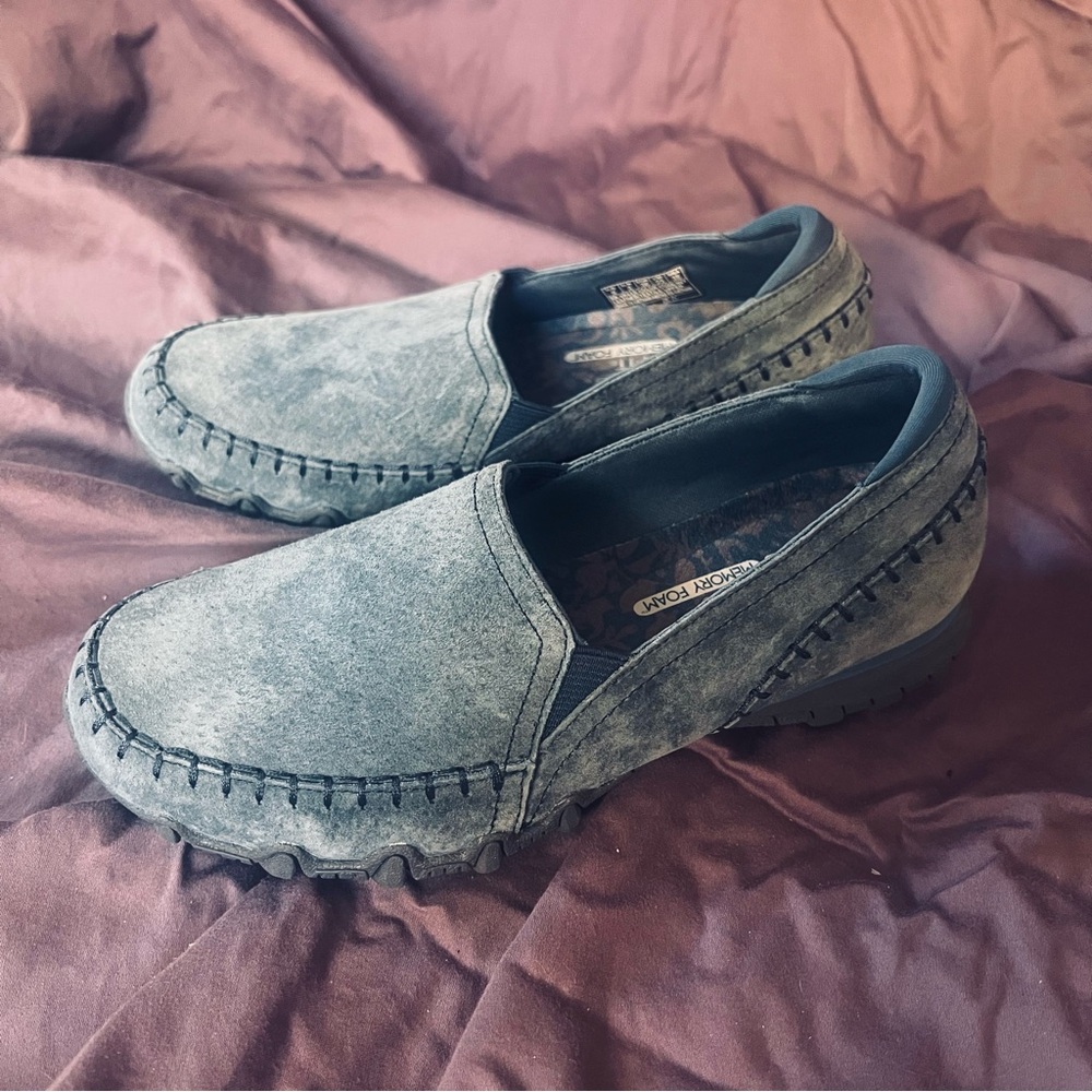NWOT Sketchers blue suede loafers size 6 “relaxed fit air-cooled memory foam”